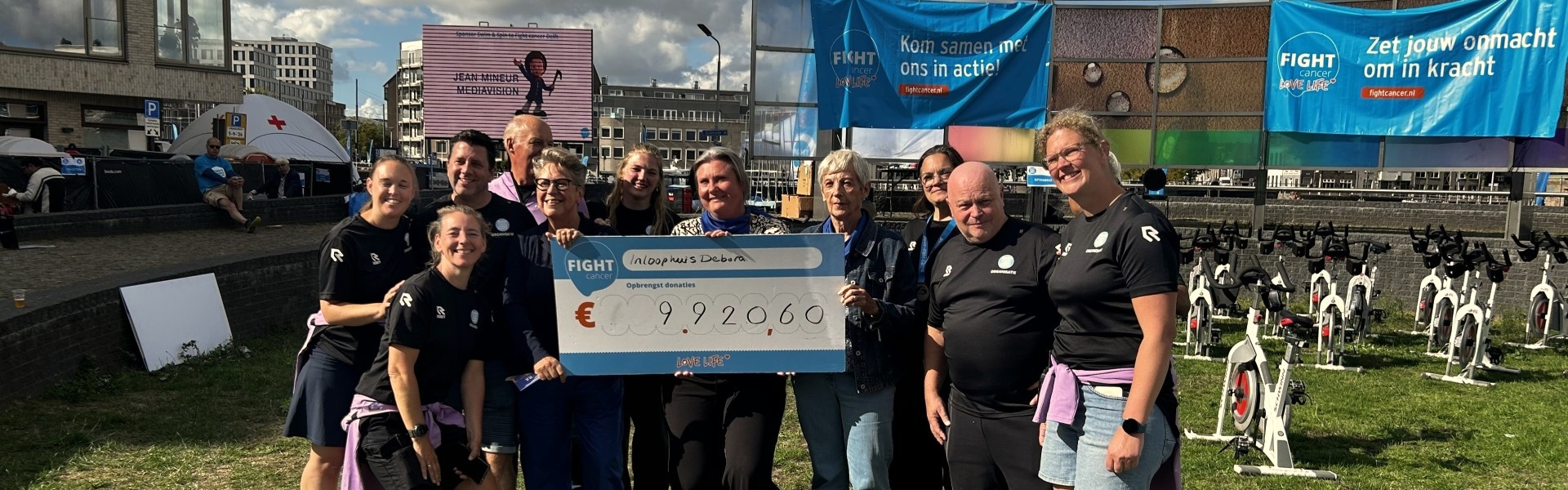 Organisatie Swim to fight cancer geeft cheque aan vertegenwoordigers van Debora. Foto door Koos Bommele